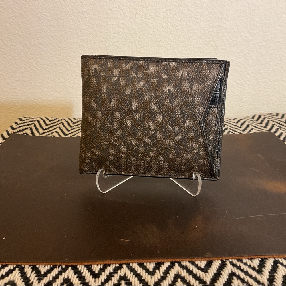 Men’s Michael Kors Billfold Wallet with passcase.